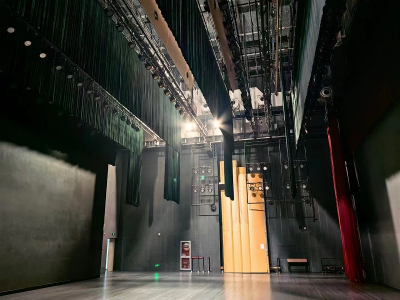 專注高品質(zhì)設(shè)備供應(yīng)，用硬核產(chǎn)品征服海外市場(chǎng);我公司成功拿下蒙古國扎門烏德某劇場(chǎng)舞臺(tái)設(shè)備?